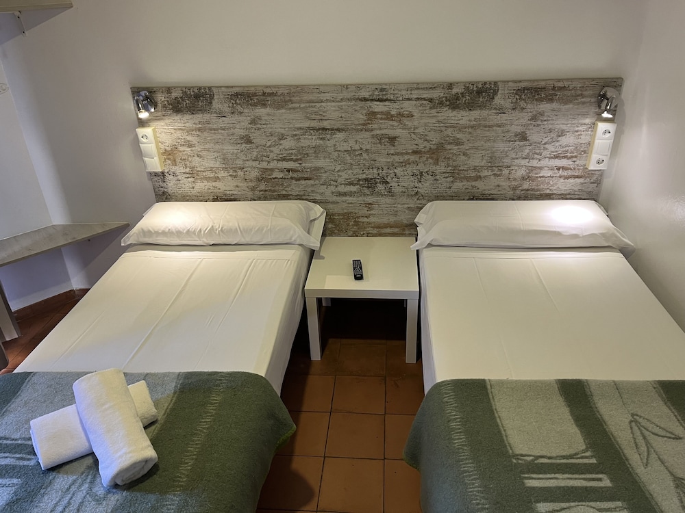 Twin Room, Shared Bathroom photo 3