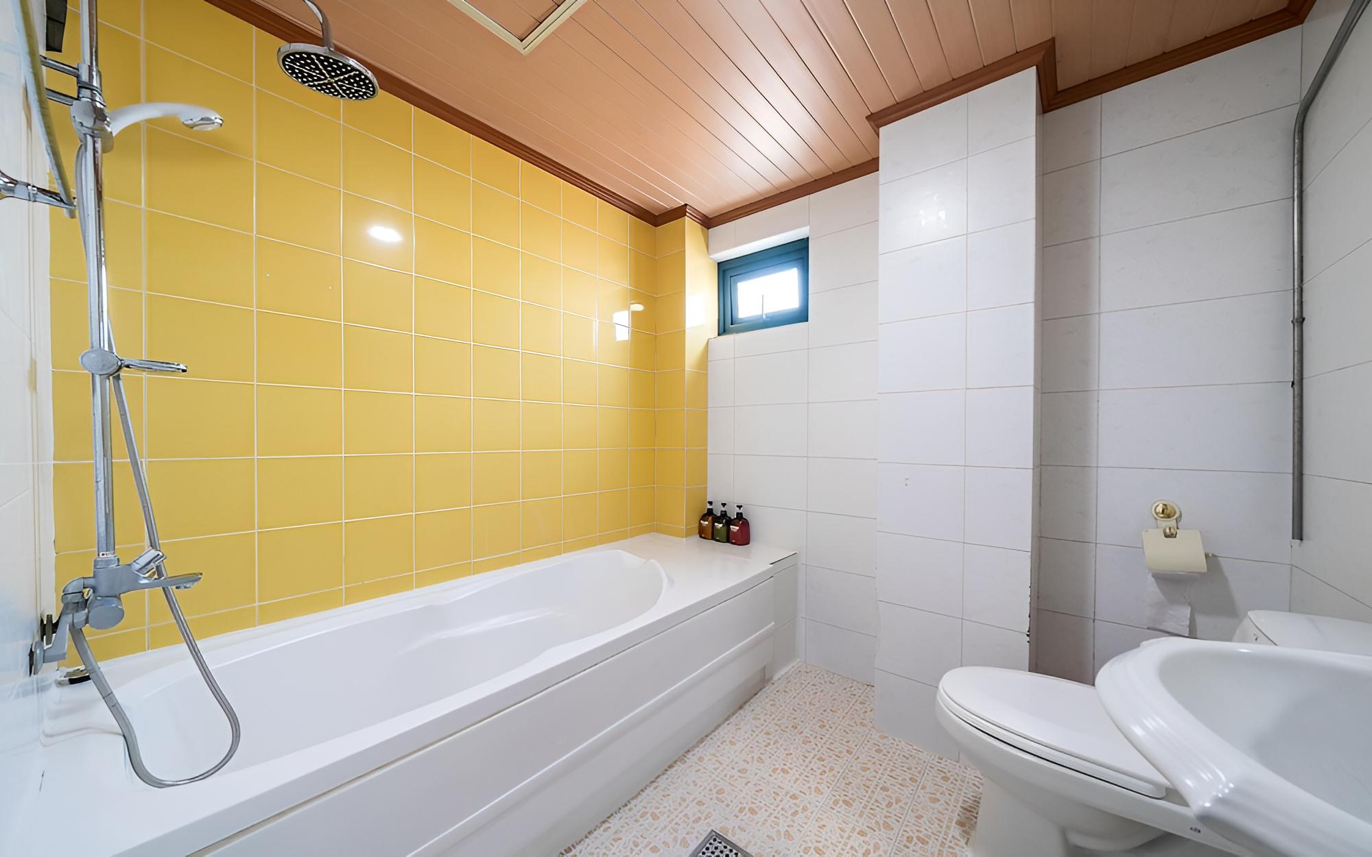 Room (Standard (Free WiFi/TV VOD/Parking Av) photo 3