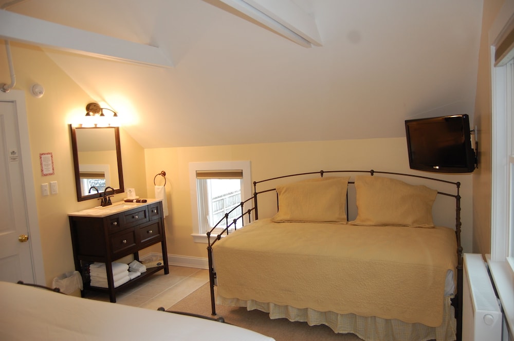 Family Suite, 2 King and 2 Twin Beds (per suite)