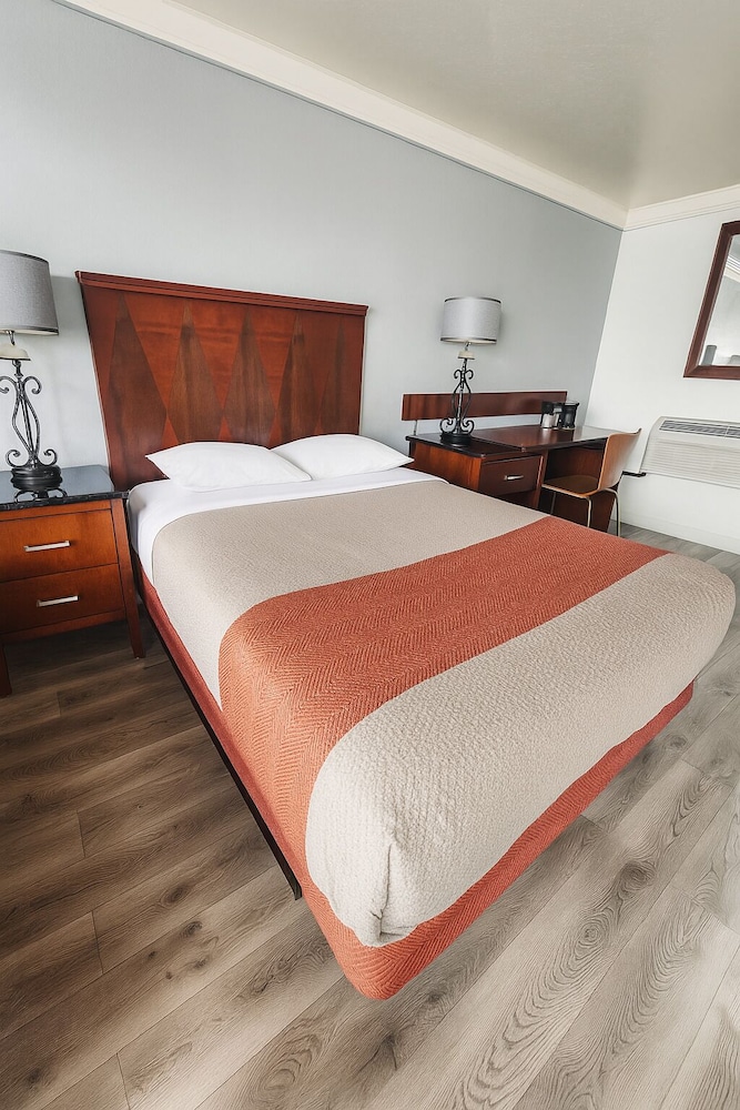 Deluxe Room, 1 Queen Bed, Non Smoking, Refrigerator & Microwave - Photo 1