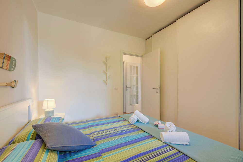 Family Apartment, Multiple Bedrooms, Mountainside (La Casa Accanto With Shared Pool)