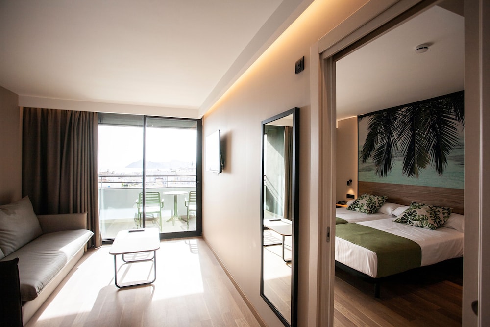Deluxe Room, Terrace, Pool View (2 Adults + 2 children) photo 3