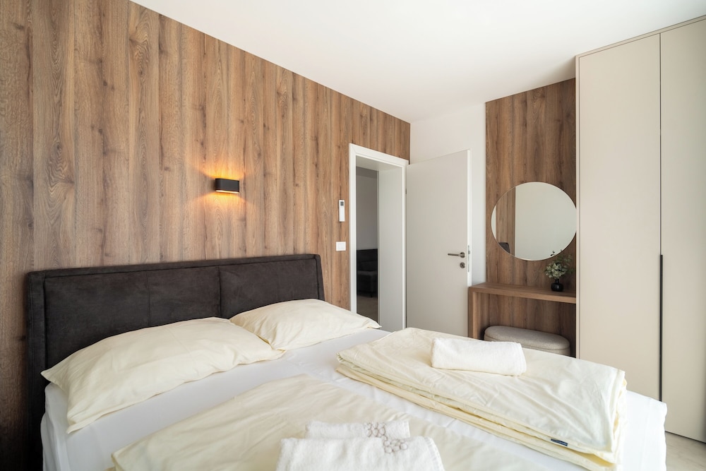 Panoramic Apartment, 1 Bedroom, Pool Access, Beachside photo 2