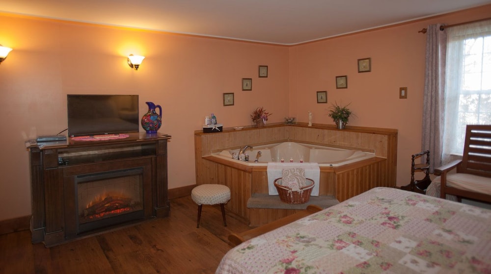 Superior Room, 1 Queen Bed, Jetted Tub photo 3