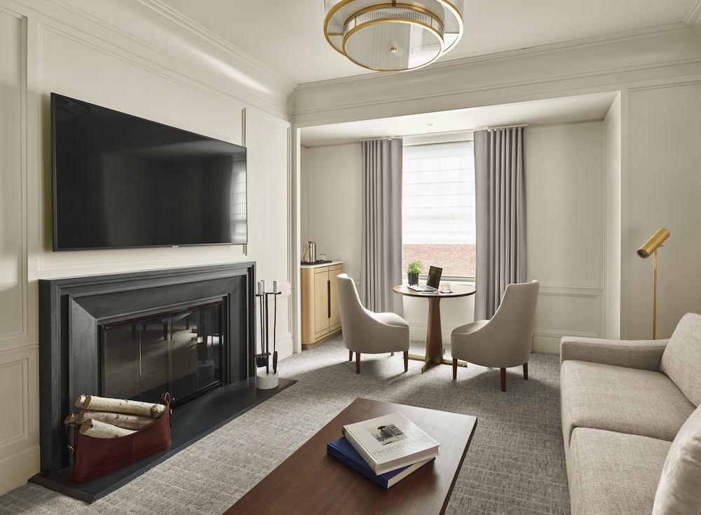 Classic Suite, Fireplace (with Roll-In Shower)