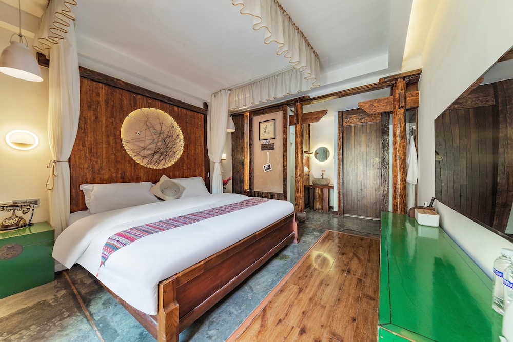 Waterfront Mountain View Deluxe King Room with Balcony and Bathtub photo 2