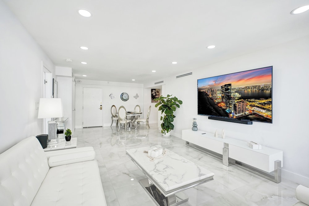 Beachfront Escape with Resort Amenities, Gym, Pools & Sauna 1408