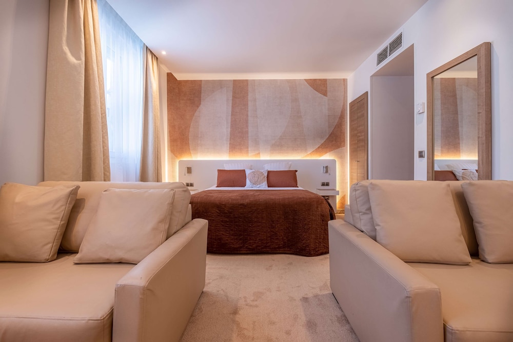 Family Room, 1 Queen Bed, Mountain View (With Sofabed)