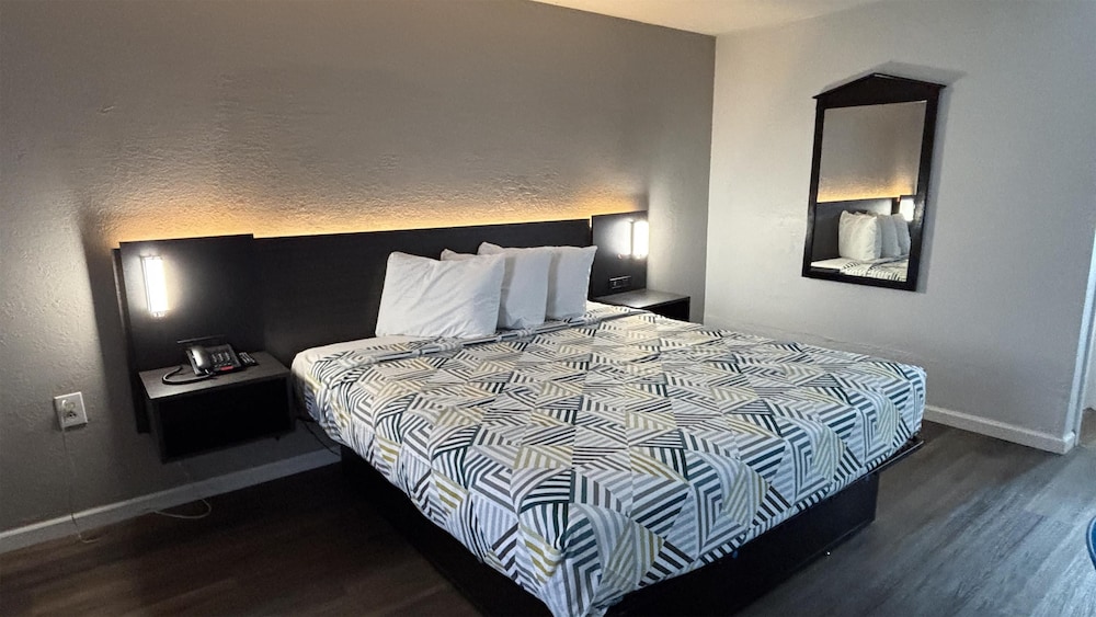 Deluxe Room, 1 King Bed, Non Smoking photo 1