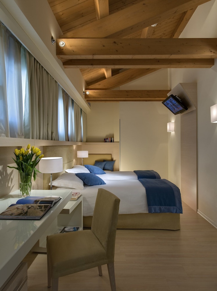 Single Room, 1 Large Twin Bed photo 3