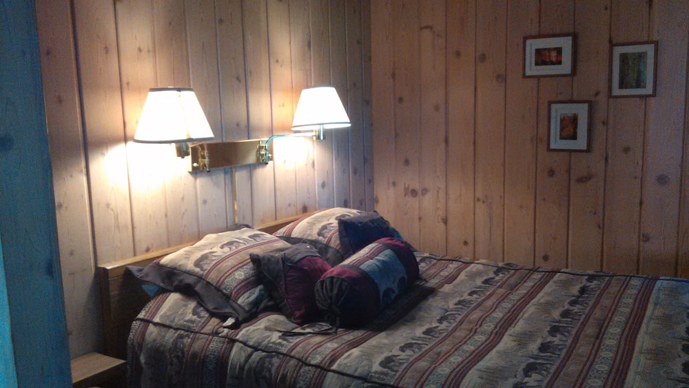 Fireplace Cabin #5, 2 Bdrm, Ktchn, Jetted Tub photo 1