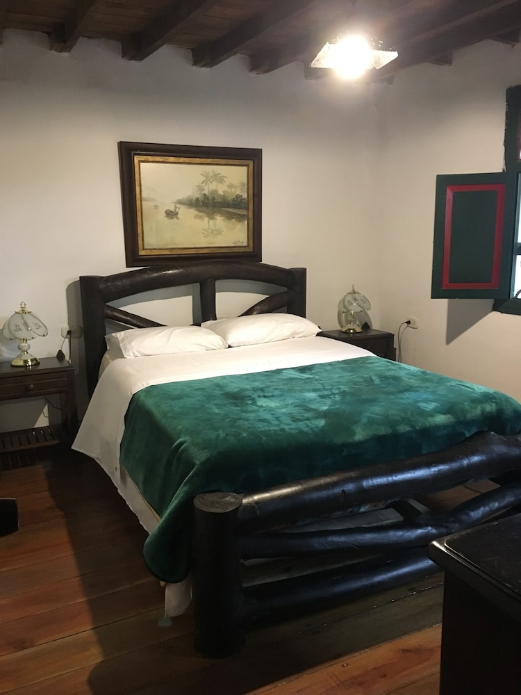 Standard Room, 1 Queen Bed, Ensuite, Ground Floor photo 3
