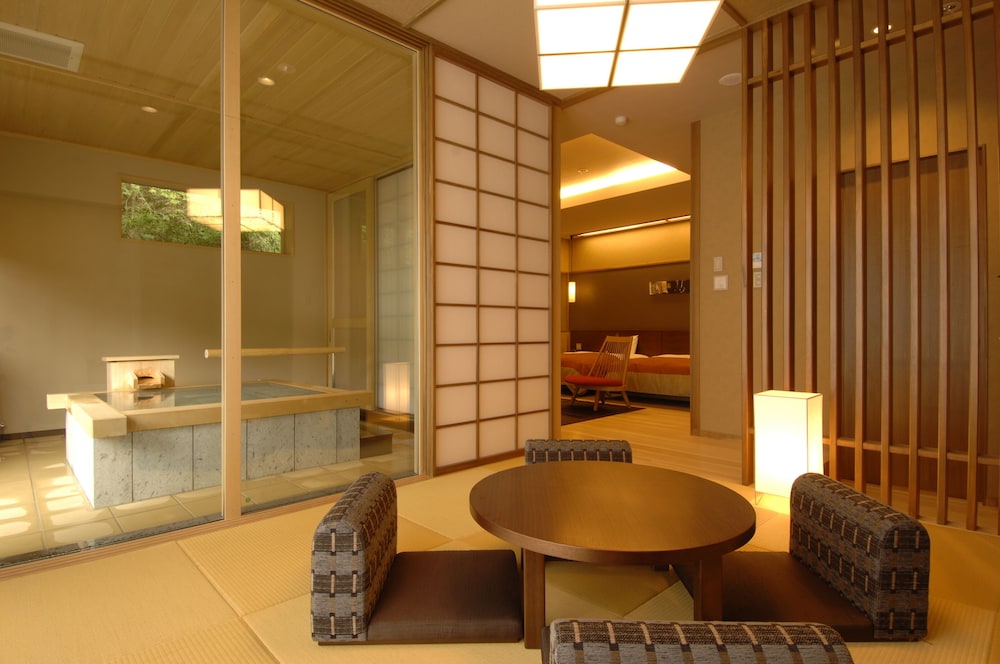 Yunushi Suite photo 2