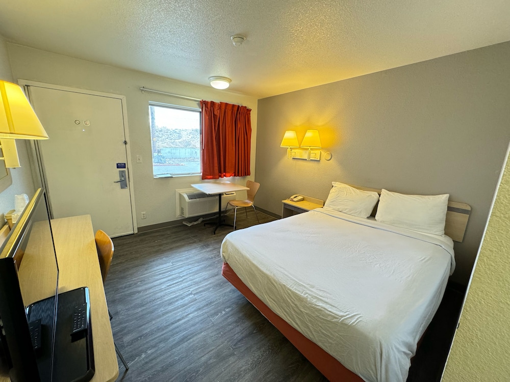 Deluxe Room, 1 Queen Bed, Non Smoking, Refrigerator & Microwave photo 2