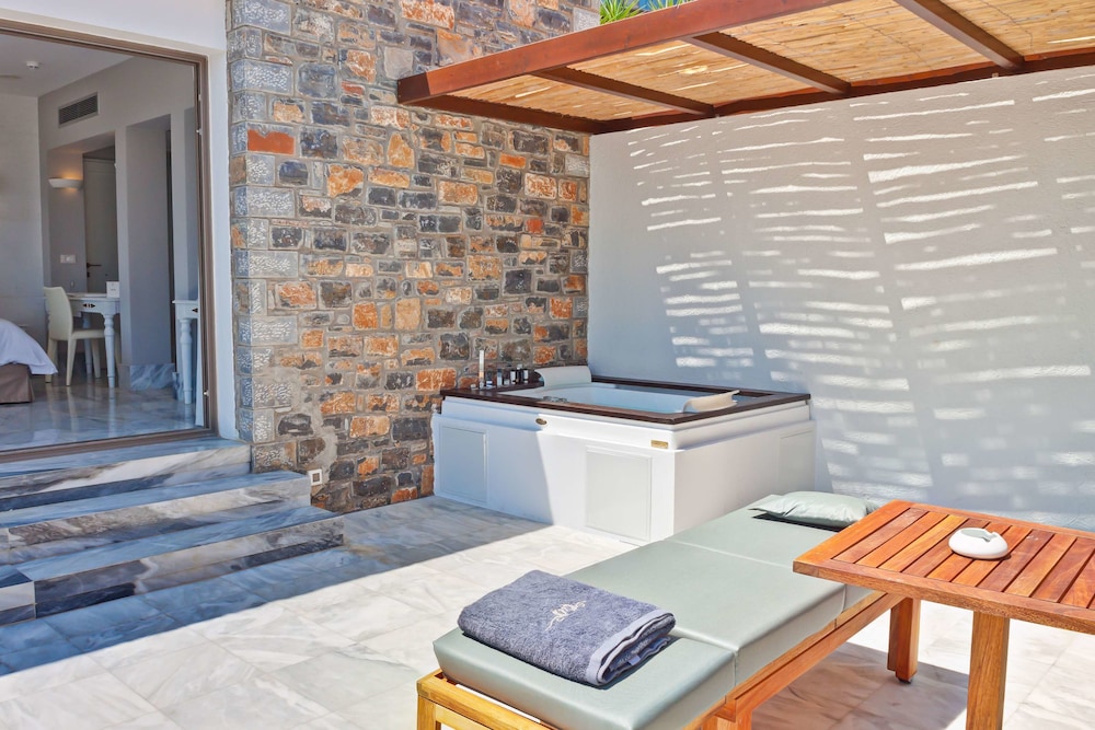 Deluxe Room, Jetted Tub, Sea View thumbnail 5