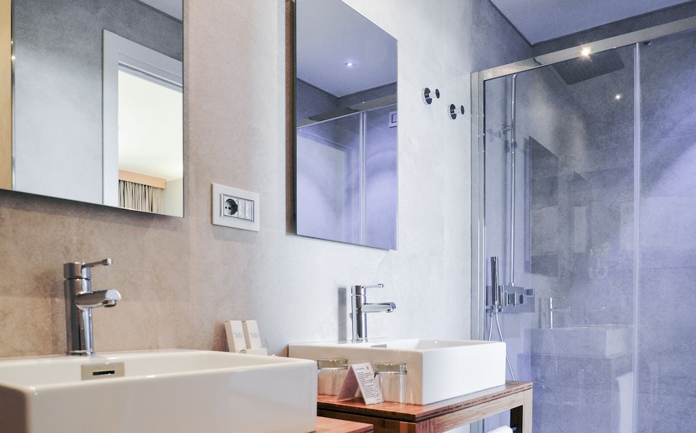 Suite - Photo 11