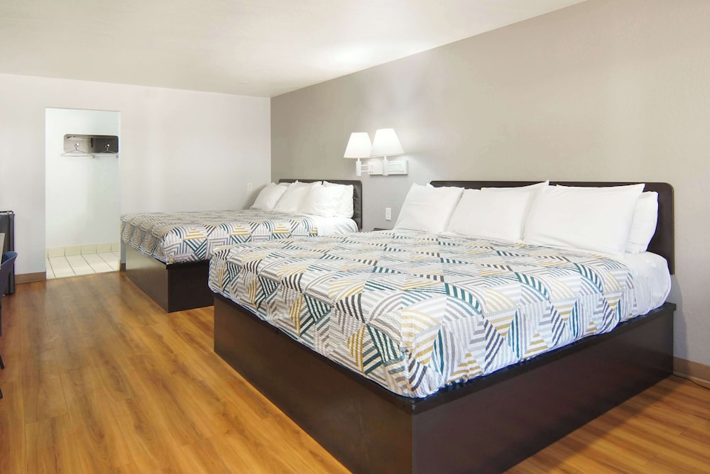Standard Room, Multiple Beds, Non Smoking photo 1