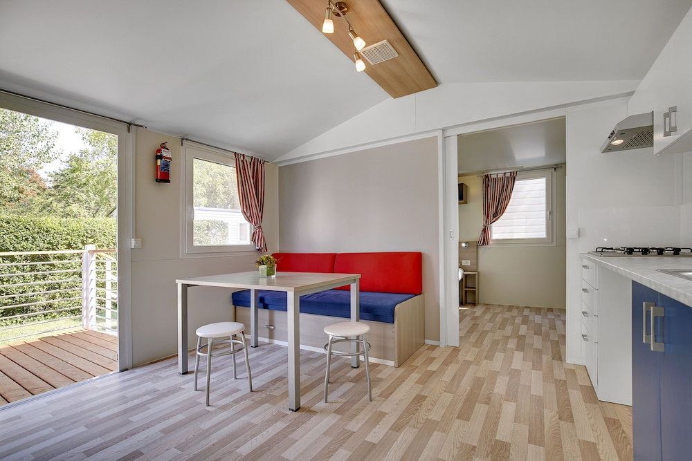 Deluxe Mobile Home, 2 Bedrooms, Accessible photo 1
