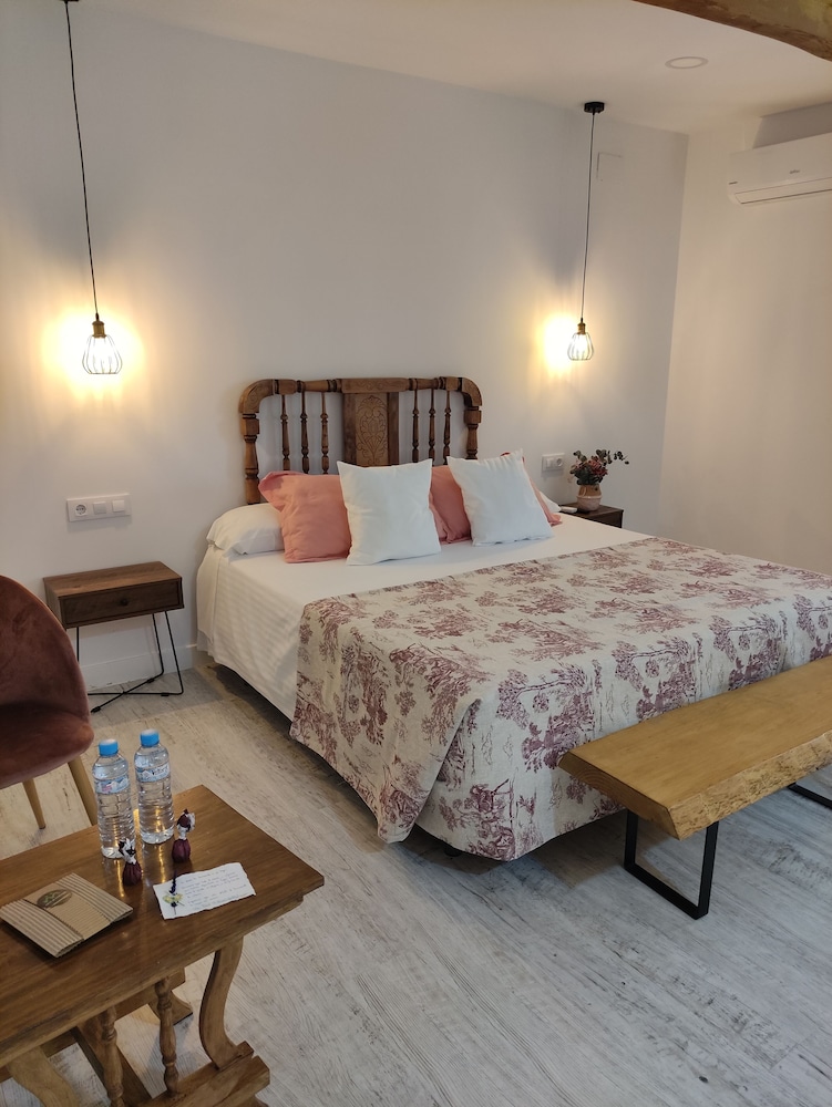 Room, 1 Queen Bed, Courtyard View photo 2
