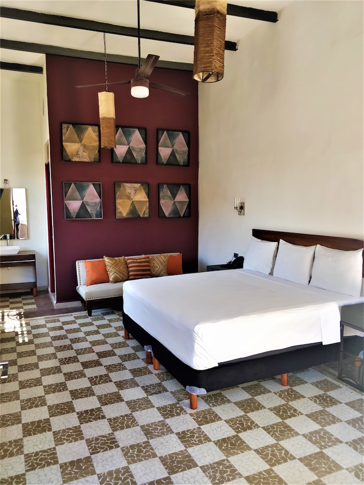 Deluxe Room, 1 King Bed, Non Smoking - Photo 3