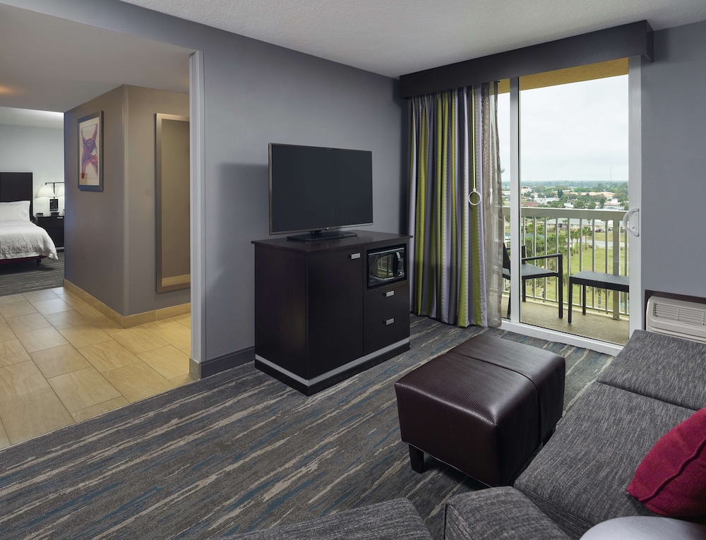 Room, 1 King Bed, Partial Ocean View (Balcony Shower) - Photo 3