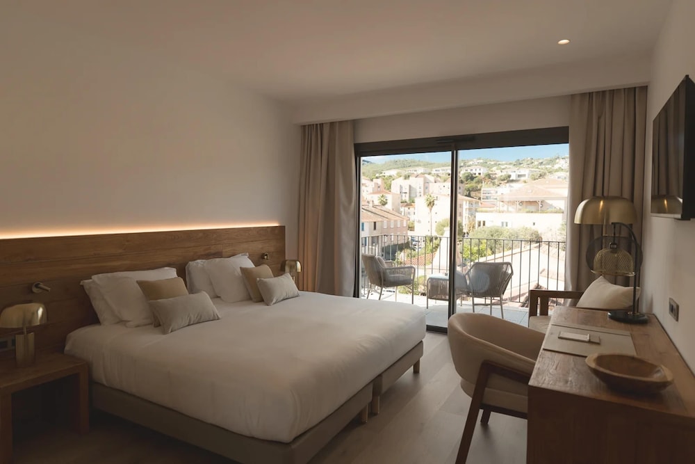 Comfort Room, 1 King Bed, Non Smoking, Balcony