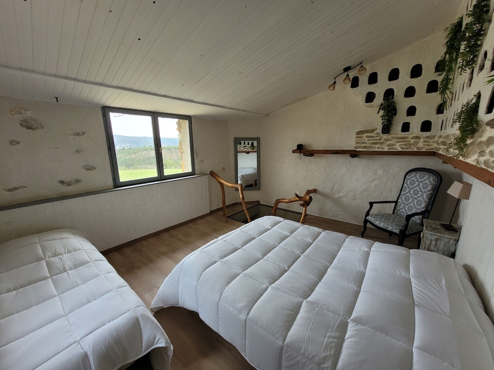 Romantic Cottage, Ensuite, Mountain View (Le Pigeonnier) photo 2