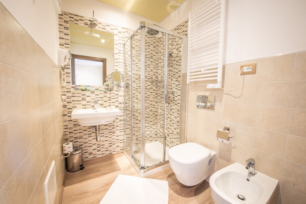 Deluxe Triple Room, Balcony, Partial Lake View photo 2