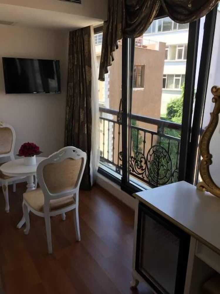 Deluxe Triple Room, Balcony, City View photo 2