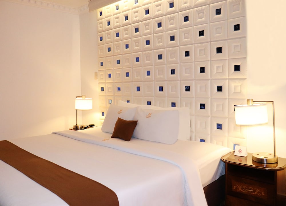 Senior Suite - Photo 1