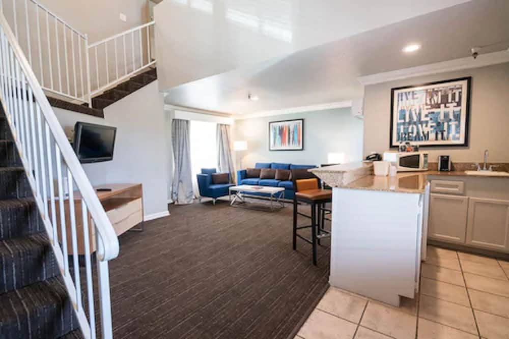 Crown 2 Story Suite With Loft King Bed