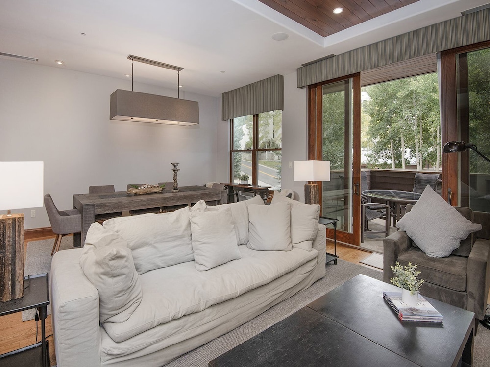 Condo (Cascade Village Condo)