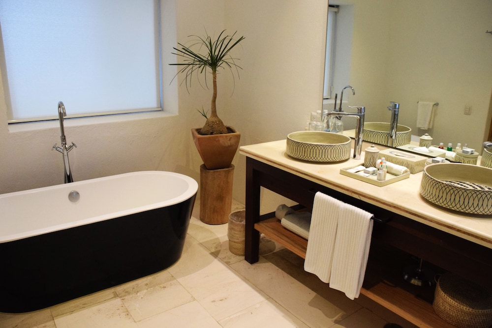 Superior Room, Bathtub - Photo 4