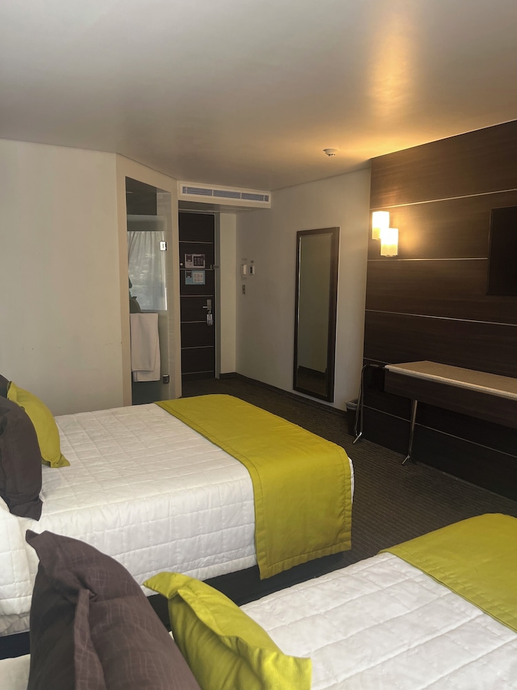 Twin Room - Disability Access photo 2