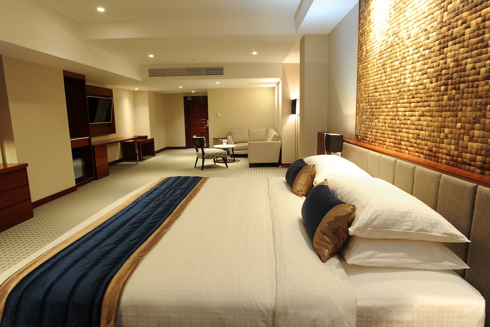 Premier Corner Suite - Photo 5