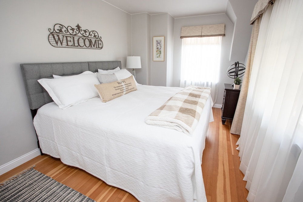 Luxury Suite, 1 King Bed, Syrah Suite photo 1