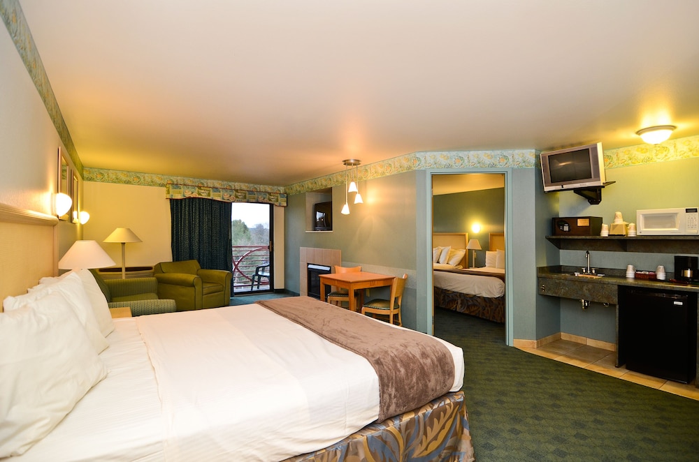 Suite, Multiple Beds, Non Smoking photo 2