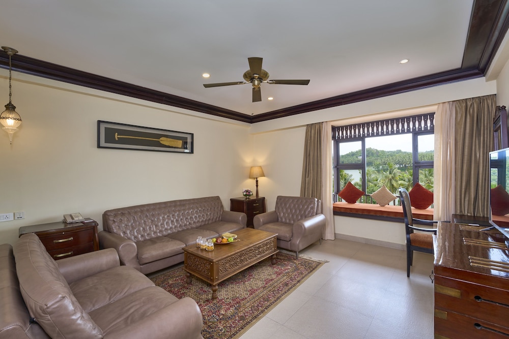 Deluxe Suite, 1 King Bed (Including Free wifi) photo 3