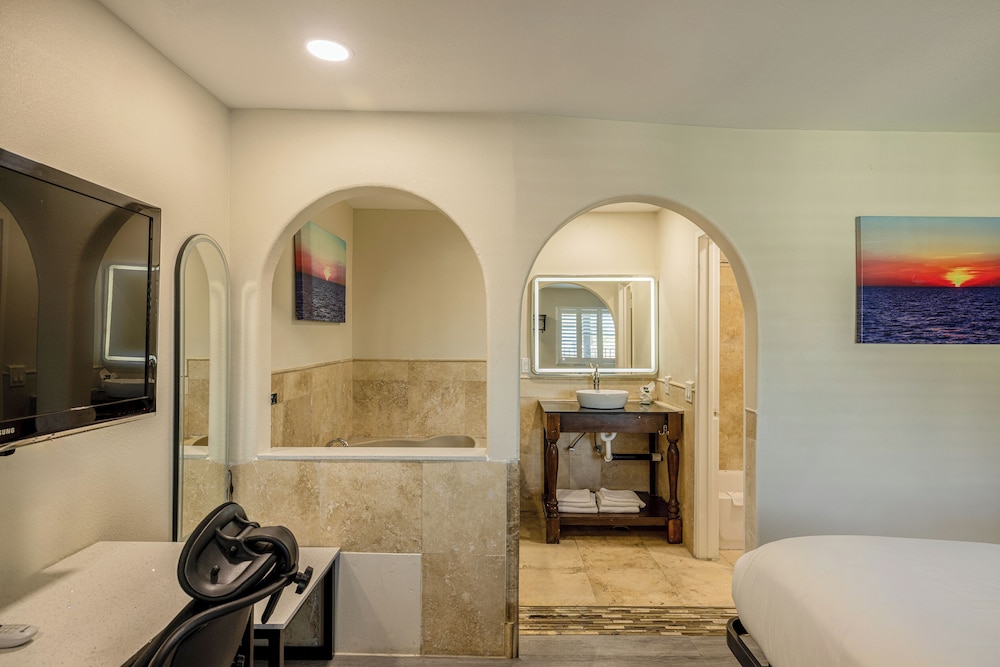 Room, 1 King Bed, Smoking, Jetted Tub - Photo 6