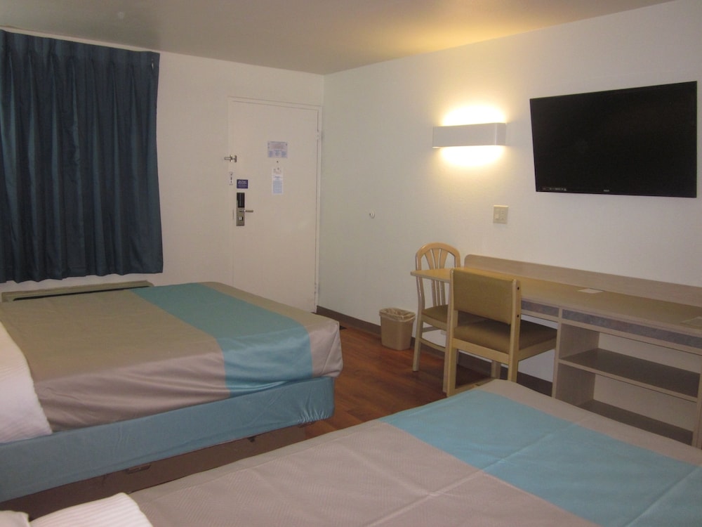 Standard Room, 2 Queen Beds, Non Smoking photo 2