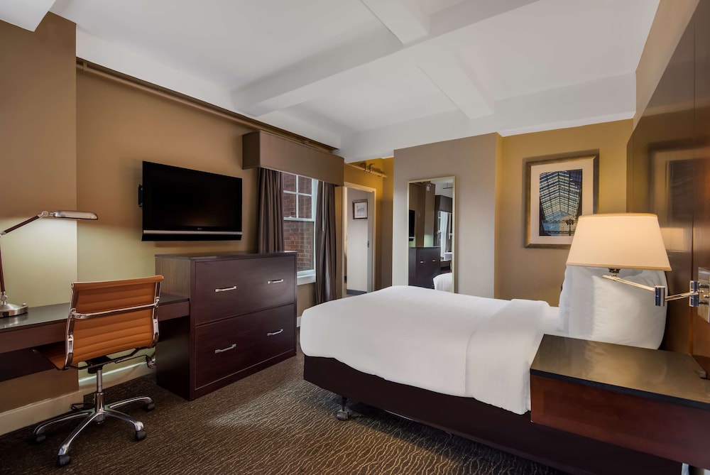 Standard Room, 1 Queen Bed, Non Smoking, Refrigerator & Microwave - Photo 3