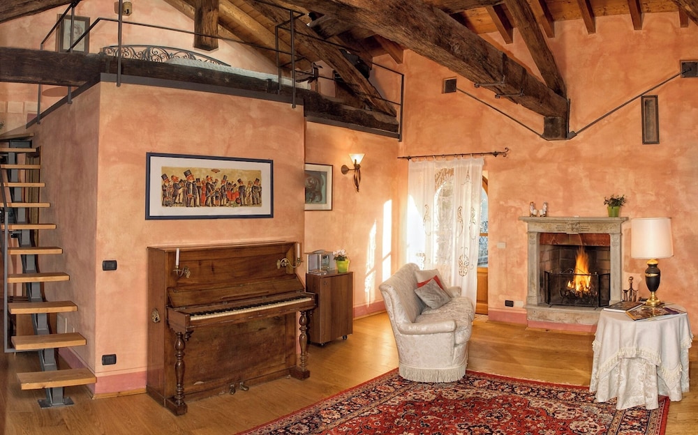Suite - Photo 1