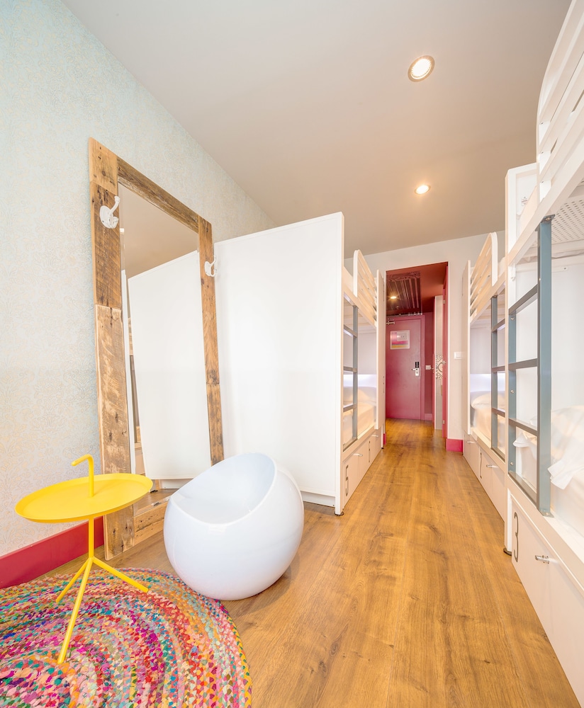 Cama en habitación mixta de seis camas con baño privado