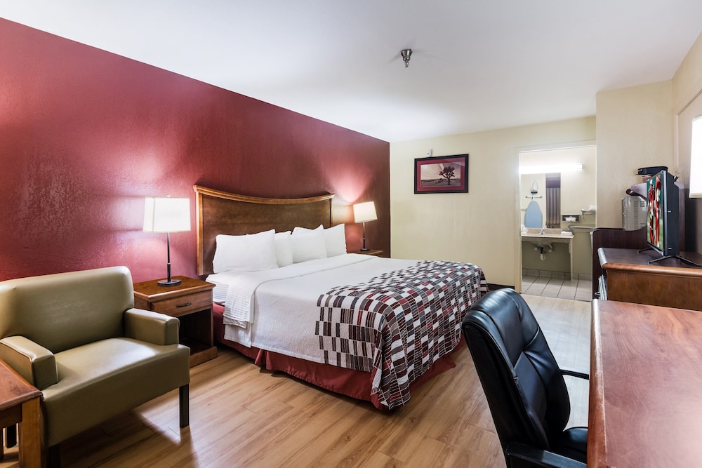 Superior Room, 1 King Bed, Smoking - Photo 6