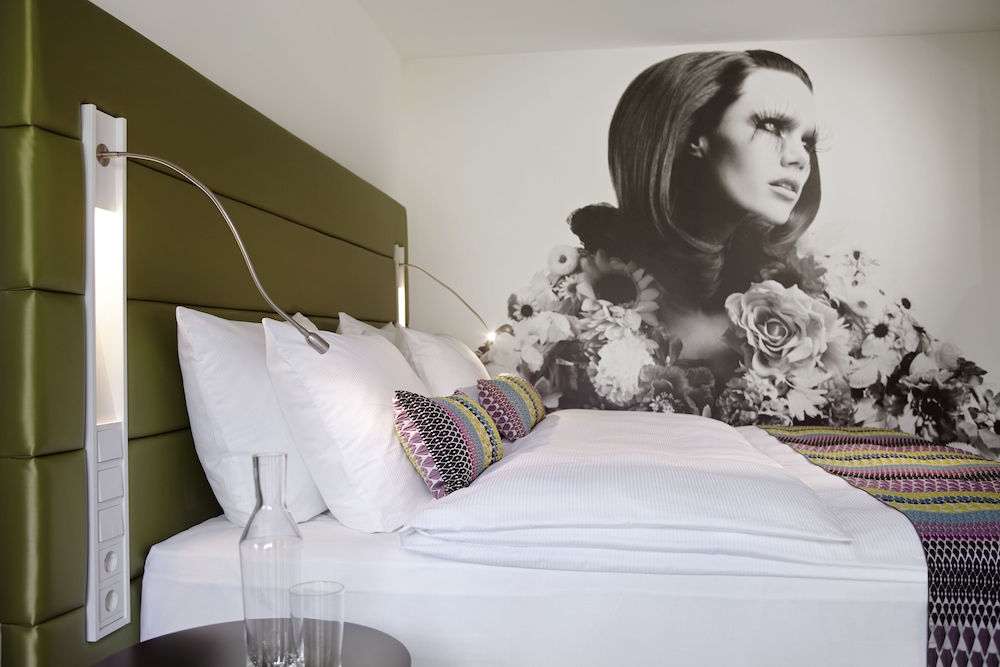 Premium Room, 1 King Bed, Garden View - Photo 1