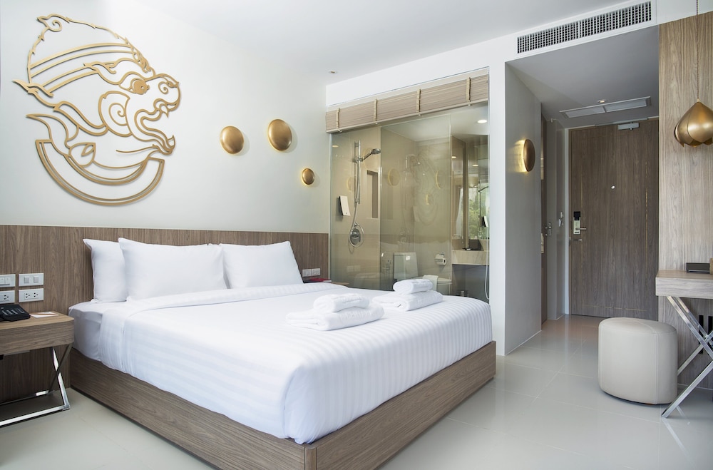 Superior Room, 1 King Bed, Pool View photo 2