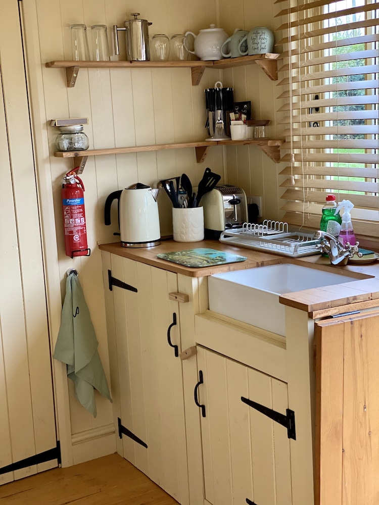 Luxury Cabin, Ensuite (Luxury Shepherds Hut) photo 2