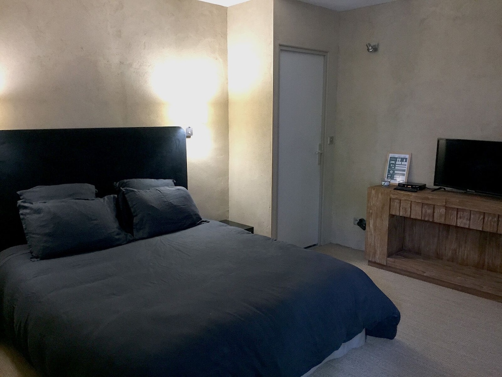 Double Room, Non Smoking (Noire) photo 3