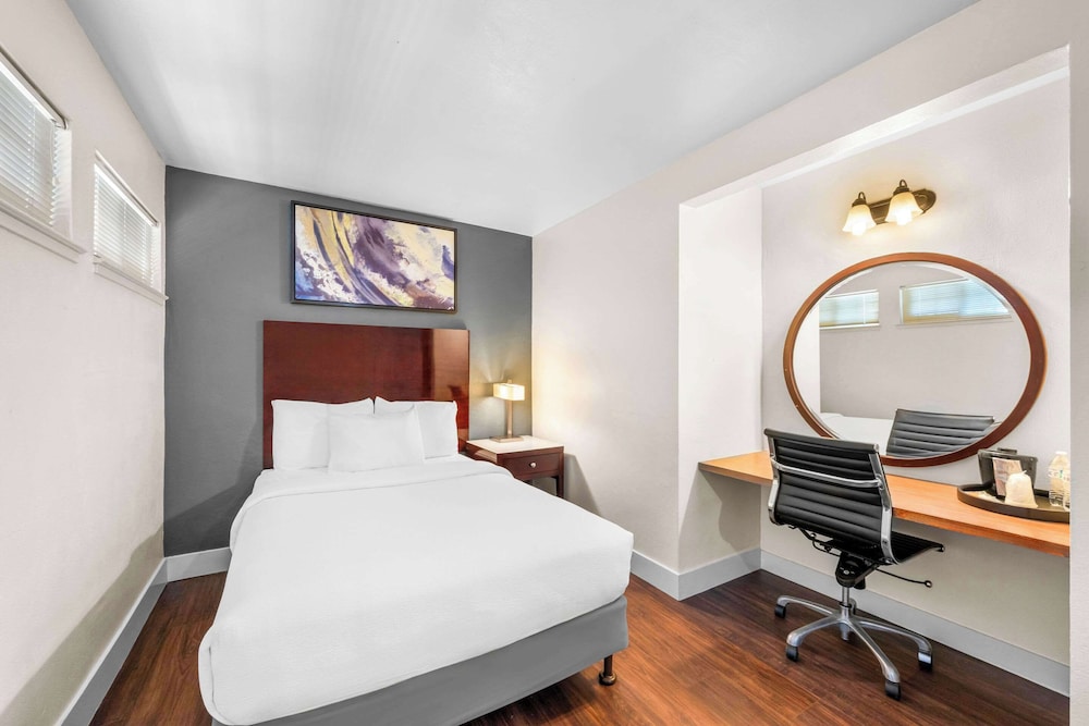 Suite, Non Smoking (Efficiency, 1 Double & 2 Queen Beds) - Photo 3