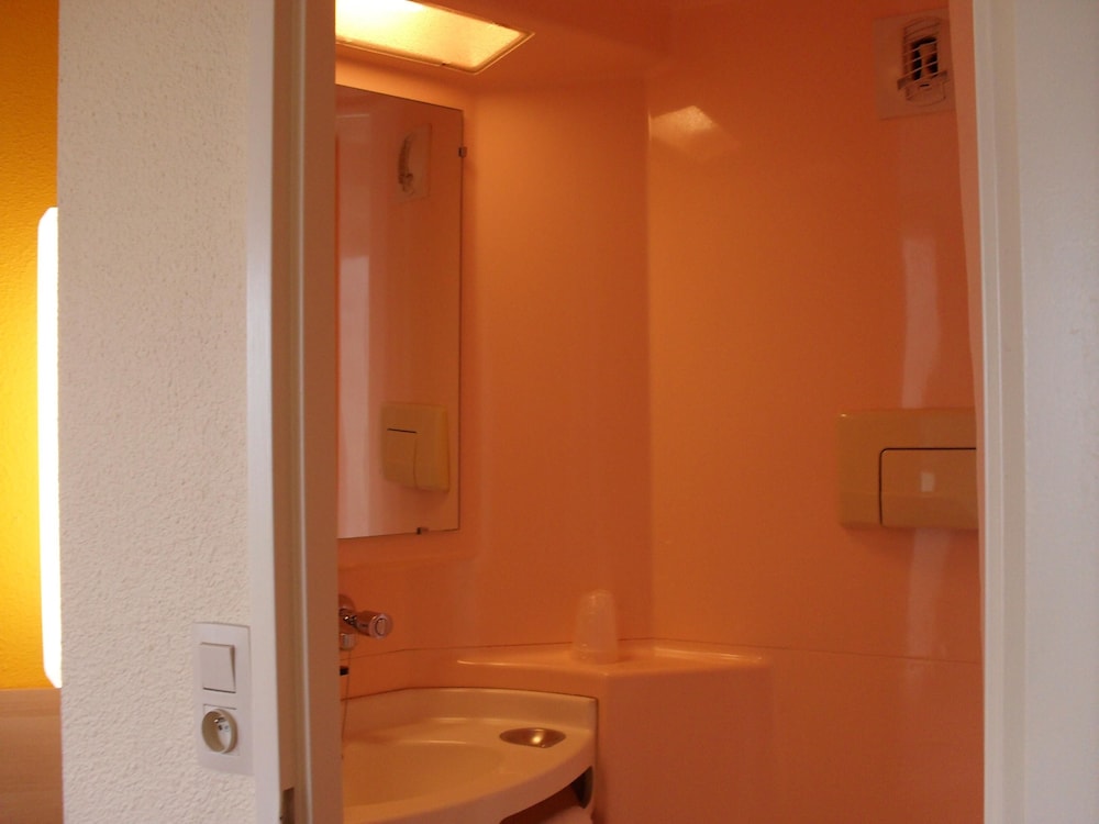 Standard Room, Multiple Beds (1 Double and 1 Single bed) - Photo 10